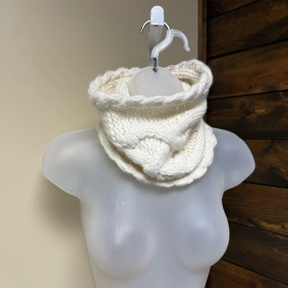NWT The Cashmere Project Cable Knit Neck Cowl Scarf One Size 100% Cashmere